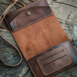 Leathery tobacco pouch